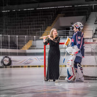 "Bolero auf dem Eis" - Désirée Wolff mit dem EHC-Goalie Jochen Reimer beim Fototermin in der Münchner Olympia-Eissporthalle